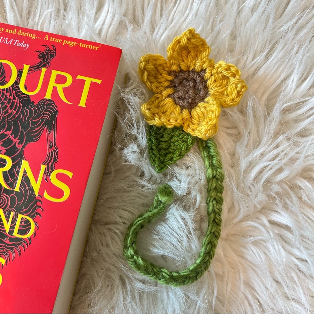Hand-Crocheted Sunflower Floral Bookmark — Handmade‎ Gift for Book Lovers 🌻